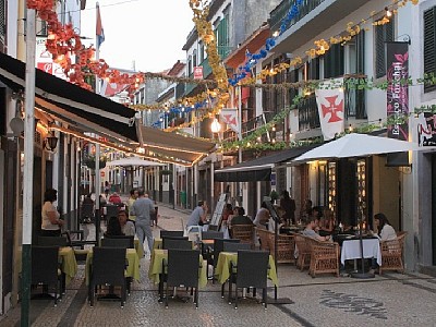 Uma rua com esplanadas